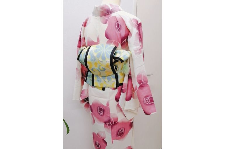 如果想在淺草租借和服和浴衣 請選擇便宜的價格去淺草和服租借和美甲彩虹